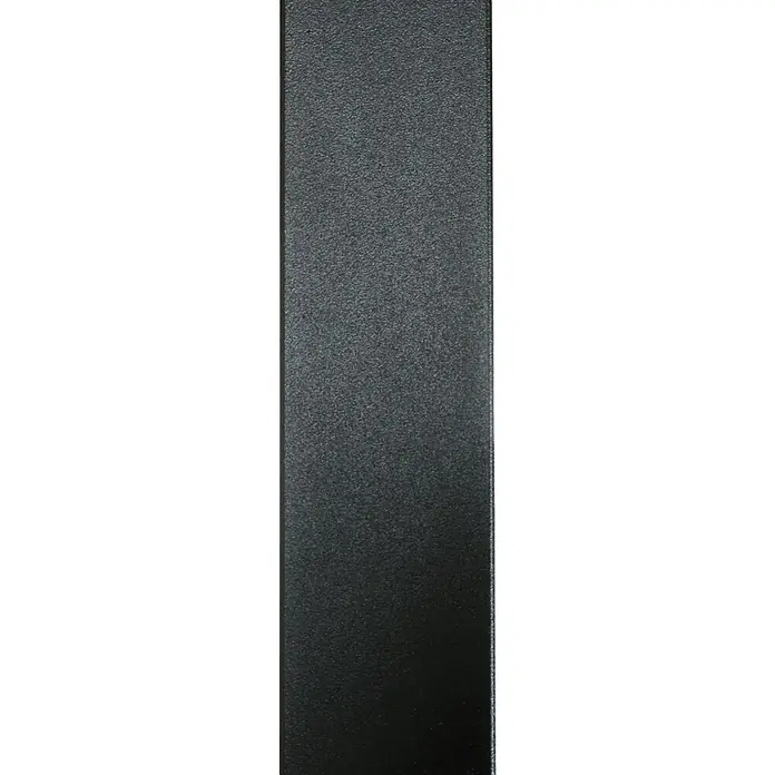 Kit atelier Eckprofil - 1.300 mm, Schwarz Sandstruktur - Nahaufnahme einer schlanken, rechteckigen Box mit einer subtilen, strukturierten Oberfläche, ideal für minimalistische Verpackungen.