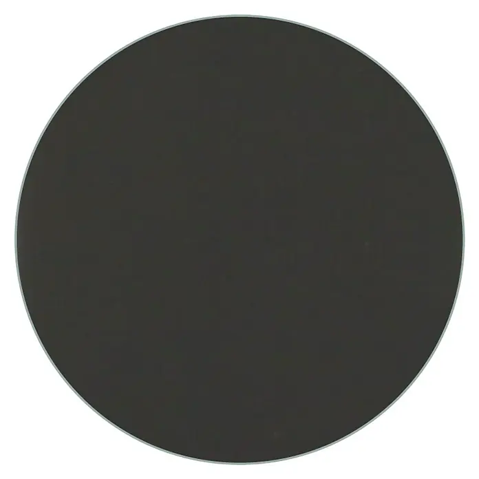 Kit atelier Drehtür Loft Atelier - 904 x 2.057 mm, Rechts, Einscheibensicherheitsglas (ESG) - Eine Nahaufnahme einer runden, grauen Glasscheibe mit einem dünnen, hellen Rand auf schwarzem Hintergrund.
