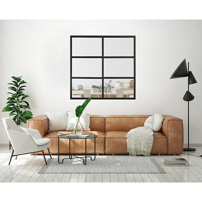Kit atelier Glastrennwand Loft District - 1.232 x 1.200 mm, Einscheibensicherheitsglas (ESG) - Wohnzimmer mit braunem Ledersofa, weißem Sessel, schwarzem Couchtisch, Stehlampe und Fensterrahmen an der Wand.
