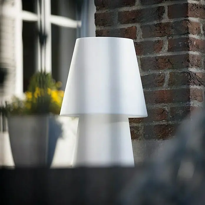 8 Seasons Design No. 1 LED-Dekoleuchte - 6 W, Weiß, L x B x H: 39 x 39 x 60 cm - Stilvolle weiße Tischleuchte für den Innen- und Außenbereich, perfekt für gemütliche Abende auf der Terrasse.
