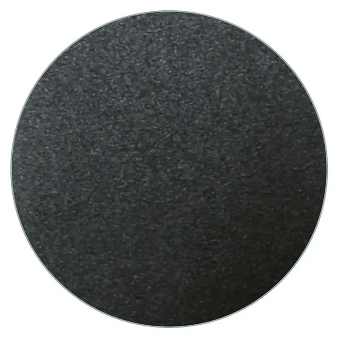 Kit atelier Eckprofil - 1.300 mm, Schwarz Sandstruktur - Nahaufnahme einer runden, schwarzen Oberfläche mit einer feinen, körnigen Textur, umrandet von einer hellgrauen Linie.