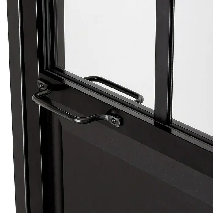 Kit atelier Drehtür Loft Atelier - 904 x 2.057 mm, Rechts, Einscheibensicherheitsglas (ESG) - Detailaufnahme einer schwarzen Metalltür mit Griff und Fenster, die die hochwertige Verarbeitung und das elegante Design hervorhebt.