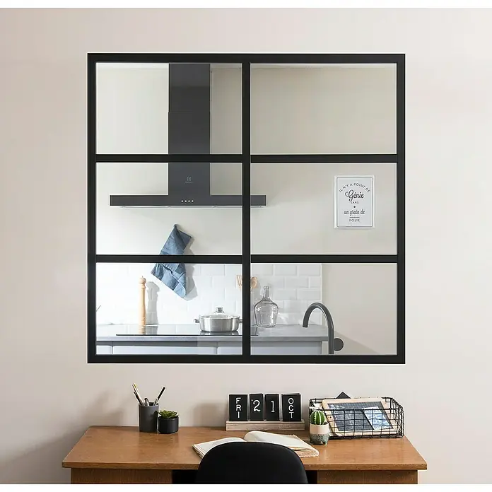 Kit atelier Glastrennwand Loft District - 1.232 x 1.200 mm, Einscheibensicherheitsglas (ESG) - Schwarzer, rechteckiger Innenausbau mit Glas, der als Raumteiler dient und den Blick in eine angrenzende Küche ermöglicht. Dekorative und funktionale Lösung.
