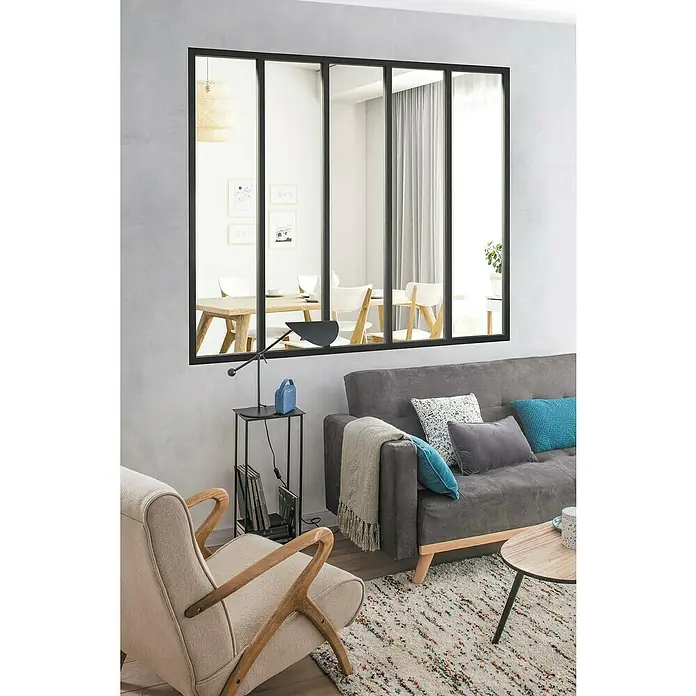Kit atelier Glastrennwand Loft Atelier - 1.532 x 1.300 mm, Einscheibensicherheitsglas (ESG) - Ein stilvolles Wohnzimmer mit einem modernen Spiegel mit schwarzem Rahmen, der den Raum optisch vergrößert.