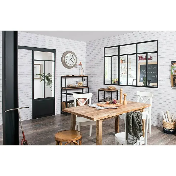 Kit atelier Glastrennwand Loft Bistro - 1.832 x 1.200 mm, Einscheibensicherheitsglas (ESG) - Ein rustikaler Esstisch aus Holz dominiert den Raum, umgeben von weißen Stühlen und Akzenten im Industrial Design.