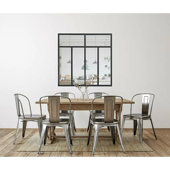 Kit atelier Glastrennwand Loft Bistro1.232 x 1.200 mm, Einscheibensicherheitsglas (ESG) - Esszimmer mit Holztisch und sechs Metallstühlen. Über dem Tisch hängt ein Fenster mit schwarzem Rahmen. Der Raum ist hell und einladend.