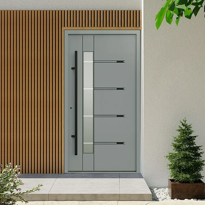 Gerda Haustür Thermo Prime 75 Roma - 100 x 210 cm, DIN Anschlag: Links, Grau, Schwarze Details - Moderne Haustür in Grau mit vertikalen Holzpaneelen und einem langen, schlanken Griff. Designelemente und Pflanzen schmücken den Eingangsbereich.