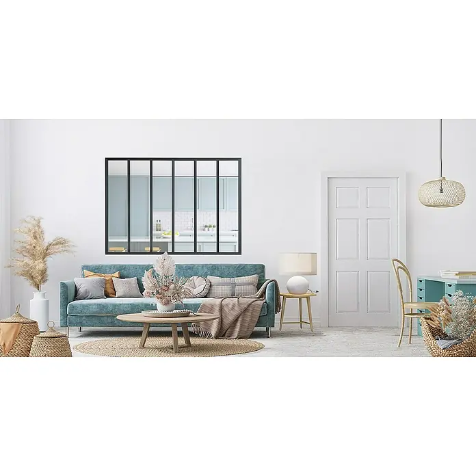 Kit atelier Glastrennwand Loft Atelier - 1.832 x 1.300 mm, Einscheibensicherheitsglas (ESG) - Diese Aufnahme zeigt ein stilvolles Wohnzimmer mit einem auffälligen Fenster mit schwarzem Rahmen, das den Raum optisch vergrößert.