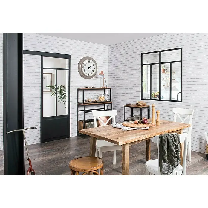 Kit atelier Glastrennwand Loft Bistro - 1.232 x 1.200 mm, Einscheibensicherheitsglas (ESG) - Gemütliches Esszimmer mit Holztisch, weißen Stühlen und einer Wanduhr. Der Esstisch ist der Mittelpunkt des Raumes.