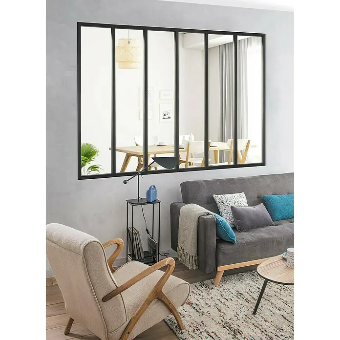 Kit atelier Glastrennwand Loft Atelier - 1.832 x 1.300 mm, Einscheibensicherheitsglas (ESG) - Ein stilvolles Wohnzimmer mit einer eleganten Glaswand, die den Raum optisch erweitert und viel Licht hereinlässt.