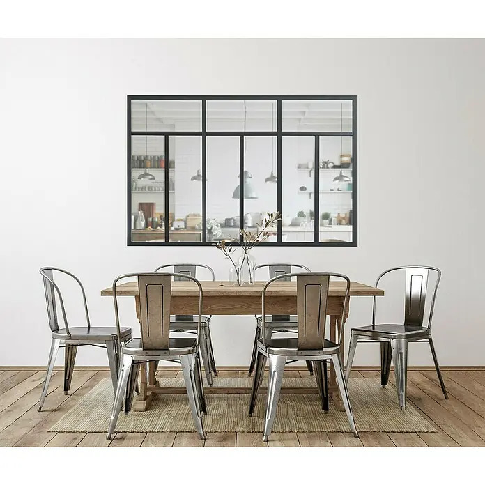 Kit atelier Glastrennwand Loft Bistro - 1.832 x 1.200 mm, Einscheibensicherheitsglas (ESG) - Esszimmer-Szene mit einem Holztisch, umgeben von sechs Metallstühlen, und einem schwarzen Fenster mit Blick auf eine Küche.