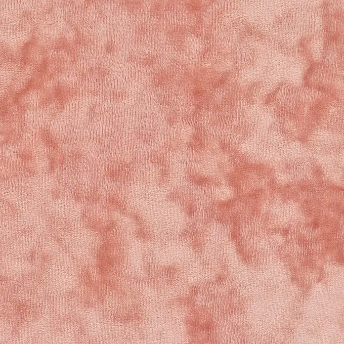 Kissen Sky - Muted Clay, 45 x 45 cm, 100 % Polyester - Nahaufnahme eines zarten, rosafarbenen Samtstoffes, der Luxus und Komfort ausstrahlt, ideal für stilvolle Möbel und Dekoration.