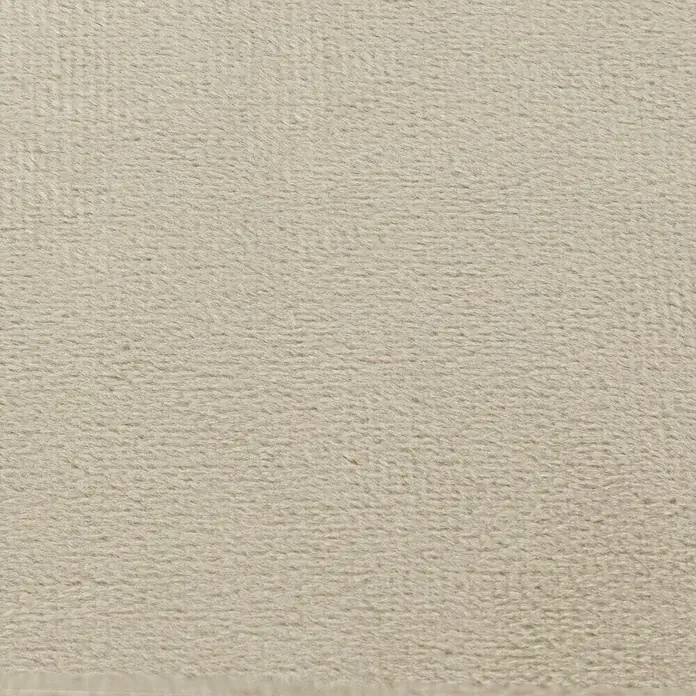 Kissen Finja - Pumice Stone, 45 x 45 cm, 100 % Polyester - Nahaufnahme eines Teppichs in einem neutralen Farbton, der eine weiche, strukturierte Oberfläche zeigt, ideal für Textur- und Materialstudien.