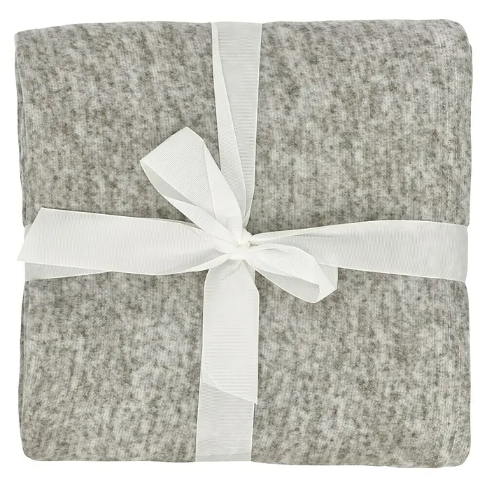 Decke Melange - Light Beige, 170 x 130 cm, 100 % Polyester - Geschenkpaket mit einer hellgrauen Decke, umwickelt mit einem eleganten weißen Band und einer dekorativen Schleife.