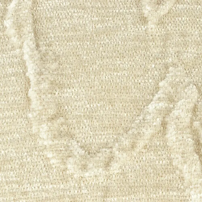 Kissen Brigit - Pumice Stone, 45 x 45 cm, 100 % Polyester - Nahaufnahme eines gewebten, elfenbeinfarbenen Stoffes mit einer leicht zerknitterten Textur, ideal für Textilprojekte und Wohndekor.