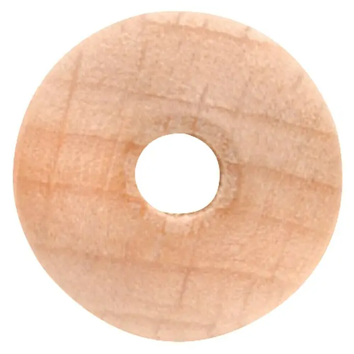 Glorex Rohholzkugel - 12 mm, 25 Stk. - Nahaufnahme eines hellen Holzrings mit einem Loch in der Mitte, der die natürliche Maserung und Textur des Holzes hervorhebt.