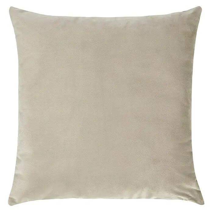 Kissen Finja - Pumice Stone, 45 x 45 cm, 100 % Polyester - Nahaufnahme eines quadratischen beigefarbenen Samtkissens auf schwarzem Hintergrund, das eine weiche Textur und subtile Farbnuancen zeigt.
