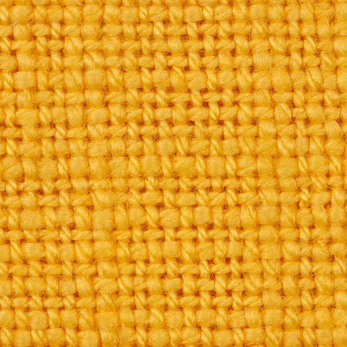 Kissen Rutger - Golden Glow, 45 x 45 cm, 100 % Baumwolle - Nahaufnahme eines gewebten, goldgelben Stoffes, der eine dichte, gleichmäßige Textur mit sichtbaren Webmustern zeigt.