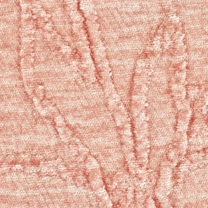 Kissen Brigit - Muted Clay, 45 x 45 cm, 100 % Polyester - Nahaufnahme eines zarten, pfirsichfarbenen Chenille-Handtuchs, das eine luxuriöse Textur und sanfte Saugfähigkeit für den täglichen Gebrauch bietet.