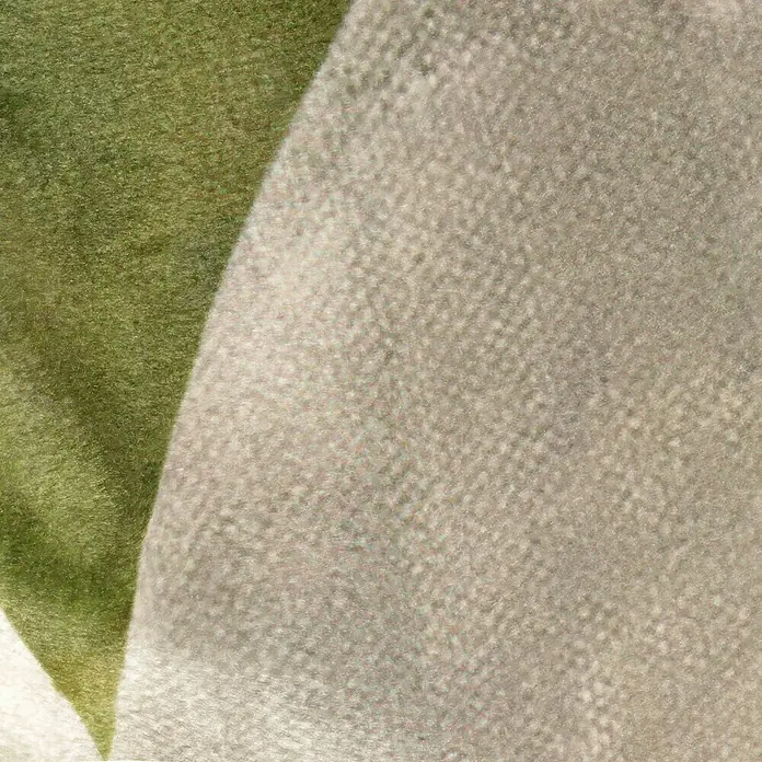 Kissen Marga - Olive Branch, 45 x 45 cm, 100 % Polyester - Nahaufnahme von zwei Stoffen: Ein grüner Samtstoff trifft auf einen hellgrauen Stoff mit feiner Textur.
