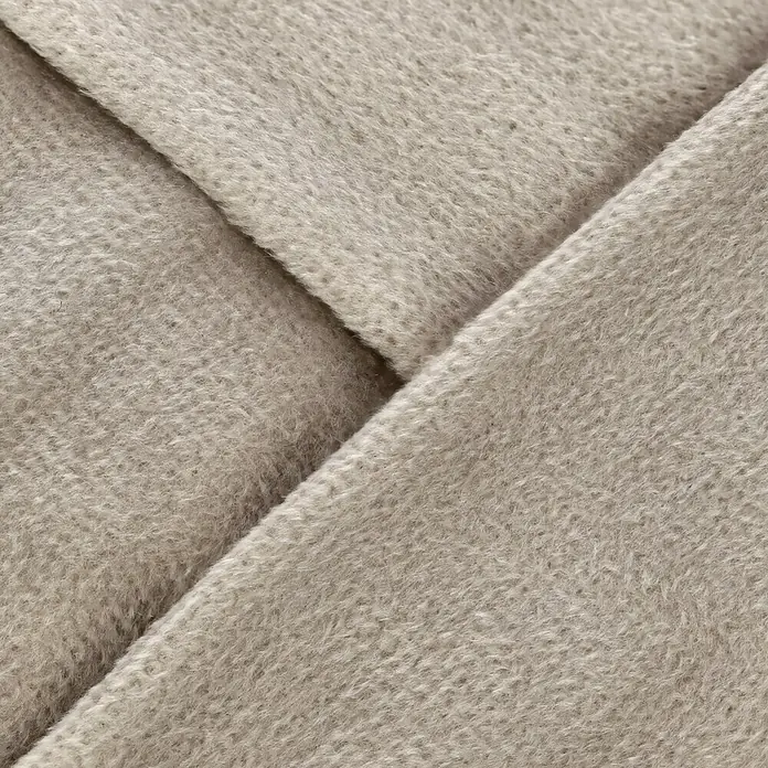 Kissen Hannah - Pumice Stone, 45 x 45 cm, 100 % Polyester - Nahaufnahme von gefaltetem, hellgrauem Stoff mit weicher Textur. Ideal für Textildesign oder als Hintergrund.
