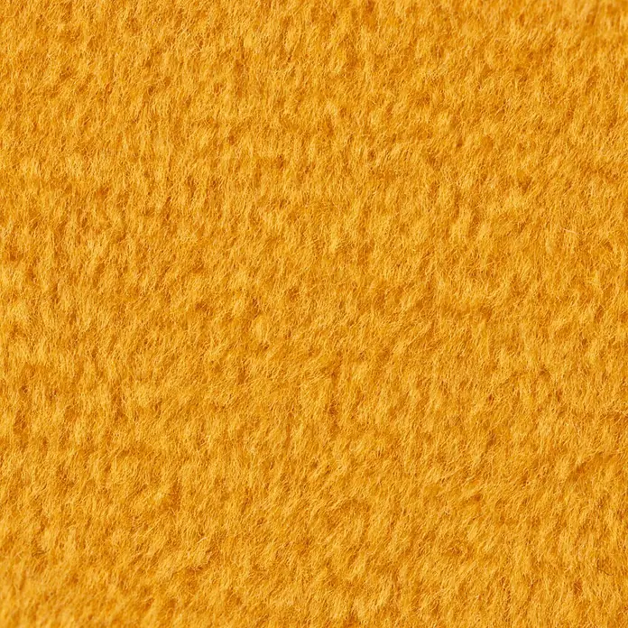 Kissen Finja - Golden Glow, 45 x 45 cm, 100 % Polyester - Nahaufnahme eines Stücks goldgelbem Filz, das eine weiche, taktile Textur mit subtilen Variationen im Farbton und in der Lichtstreuung aufweist.