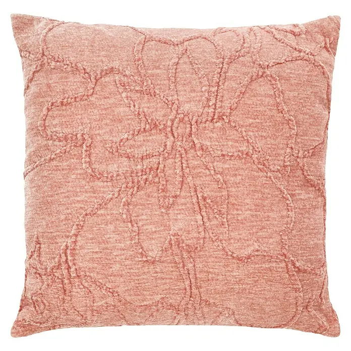 Kissen Brigit - Muted Clay, 45 x 45 cm, 100 % Polyester - Nahaufnahme eines quadratischen Korallenkissens mit Blumenmuster. Dekoratives Kissen für Wohnkultur mit Textur und Stil.