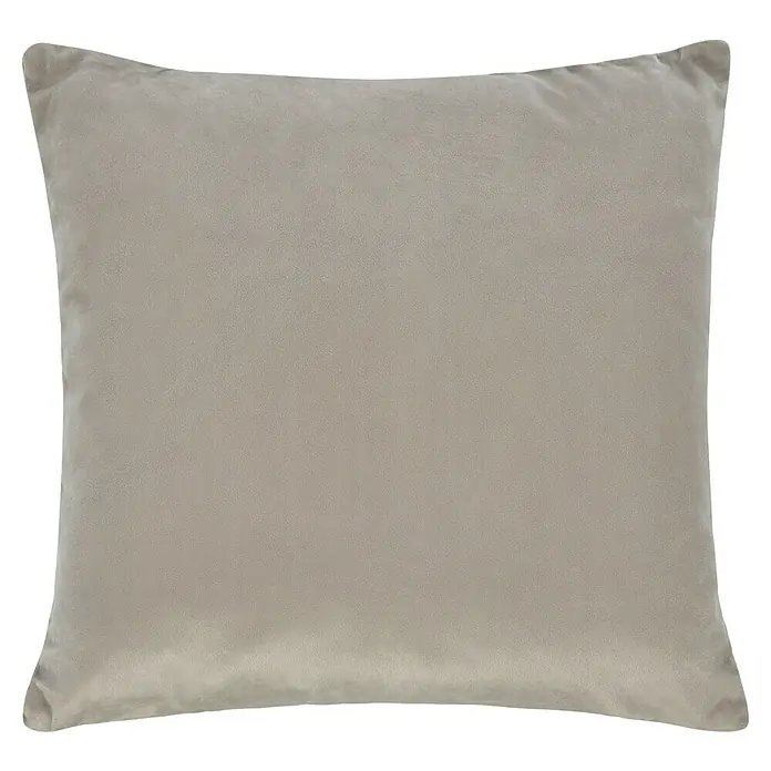 Kissen Hannah - Pumice Stone, 45 x 45 cm, 100 % Polyester - Nahaufnahme eines quadratischen, beigefarbenen Samtkissens vor einem neutralen, schwarzen Hintergrund. Das Kissen hat eine glatte, einheitliche Oberfläche.