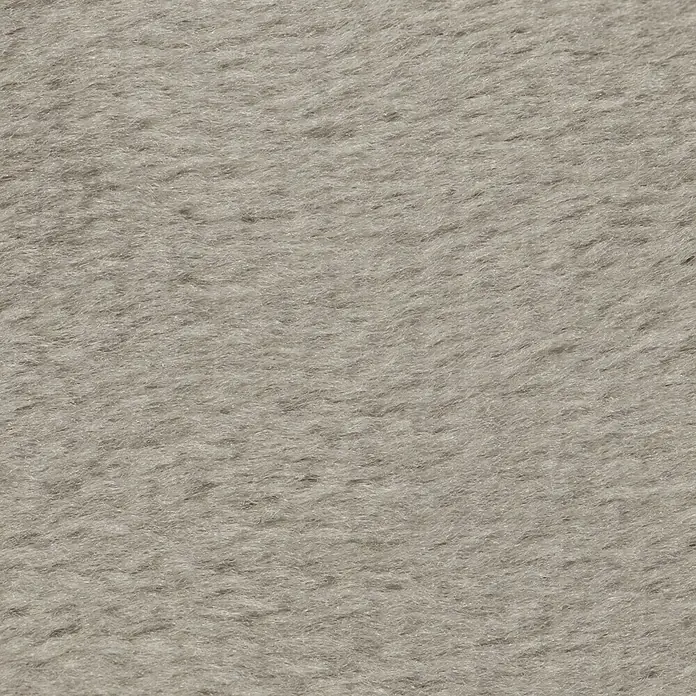 Kissen Finja - Pumice Stone, 60 x 60 cm, 100 % Polyester - Nahaufnahme eines Textilmaterials, das eine weiche, filzähnliche Textur in einem neutralen Grauton zeigt.\n