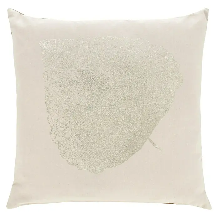 Kissen Troy - Crystal Grey Champagne, 45 x 45 cm, 100 % Baumwolle - Dekoratives Kissen mit silbernem Blattdruck. Das beigefarbene Kissen ist eine stilvolle Ergänzung für jedes Wohnambiente.