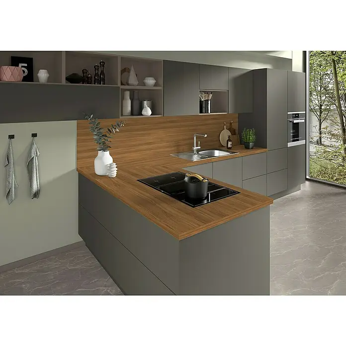 CUCINE Küchenrückwand Fixmaß - Nancy Nussbaum/Arosa Eiche, 410 x 64 cm, Stärke: 9,2 mm - Eine moderne graue Küche mit Holzarbeitsplatte und Kochfeld mit Topf, stilvoll und funktional für den täglichen Gebrauch.