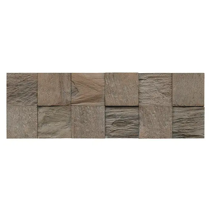 Indo Wandpaneel 3D Wall Classic & Cube Java - Teak, 552 x 184 x 10 mm, 1,016 m² - Nahaufnahme einer Wandverkleidung mit quadratischen braunen Steinen, die eine rustikale und natürliche Ästhetik vermitteln.\n