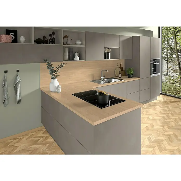 CUCINE Küchenrückwand Fixmaß - Venezia Cherry/Vintage Eiche, 410 x 64 cm, Stärke: 9,2 mm - Eine moderne Küche mit einer Kochinsel, einer Arbeitsplatte in Holzoptik und grauen Schränken. Auf dem Herd steht ein Topf.