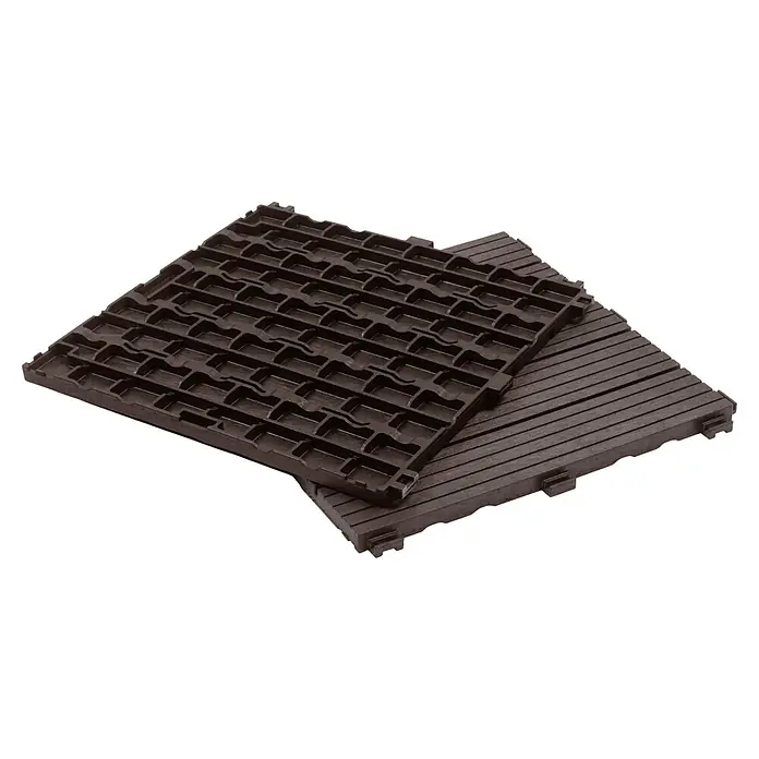Klickfliese Cosmopolitan - Kunststoff, 45 x 45 x 2,5 cm, Mocha, 1 Stk. - Aufnahme von zwei braunen Terrassenfliesen mit unterschiedlichen Mustern, die eine vielseitige Outdoor-Bodenlösung bieten.