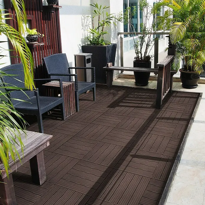 Klickfliese Cosmopolitan - Kunststoff, 45 x 45 x 2,5 cm, Mocha, 1 Stk. - Diese Nahaufnahme zeigt die attraktiven braunen Terrassendielen, die einen einladenden Aussenbereich schaffen. Die Dielen sind wetterbeständig.