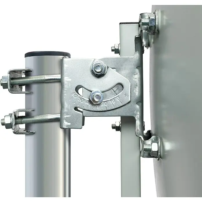 Schwaiger Satelliten-Antenne Offset SPIS7078 - Hellgrau, Durchmesser Spiegelfläche: 70 cm, Antennengewinn: 37 dB - 38,5 dB - Detailaufnahme einer Satellitenantennenhalterung aus Metall, die an einer Stange befestigt ist und die Neigung einstellbar macht.