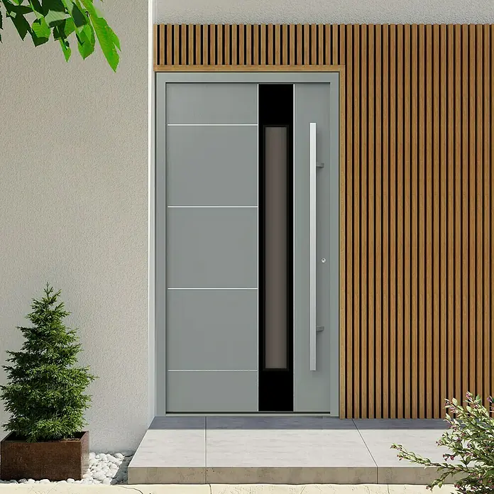 Gerda Haustür Thermo Prime 75 Linz - 110 x 210 cm, DIN Anschlag: Rechts, Grau, Details in Edelstahl - Moderne Haustür mit grauem Finish, horizontalen Linien und einem schlanken, vertikalen Fenster, umgeben von Holzpaneelen.