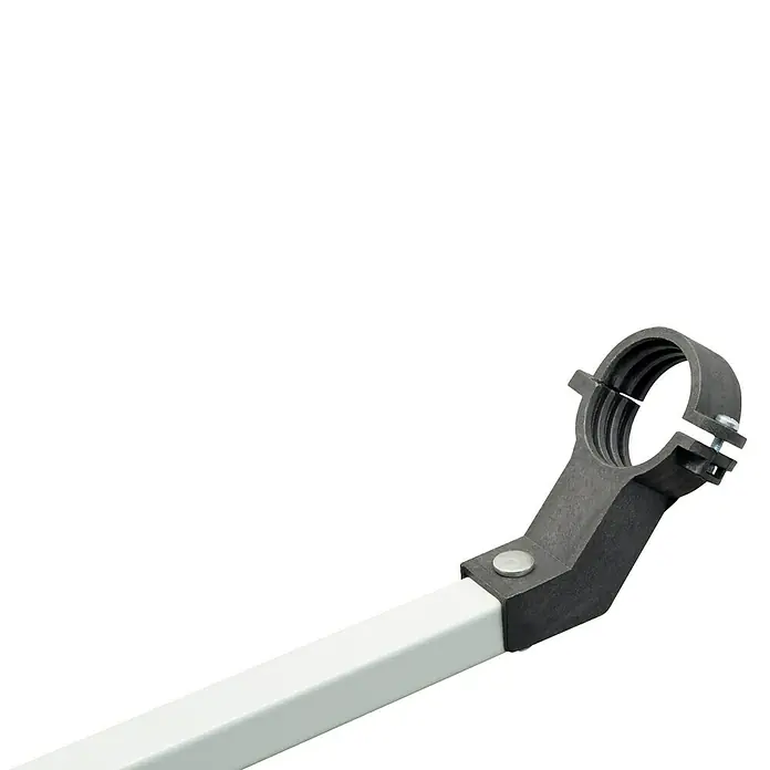 Schwaiger Satelliten-Antenne Offset SPIS7078 - Hellgrau, Durchmesser Spiegelfläche: 70 cm, Antennengewinn: 37 dB - 38,5 dB - Nahaufnahme einer Halterung mit Klemme, die an einer weißen Stange befestigt ist. Die Halterung ist schwarz und hat eine Schraube zur Befestigung.