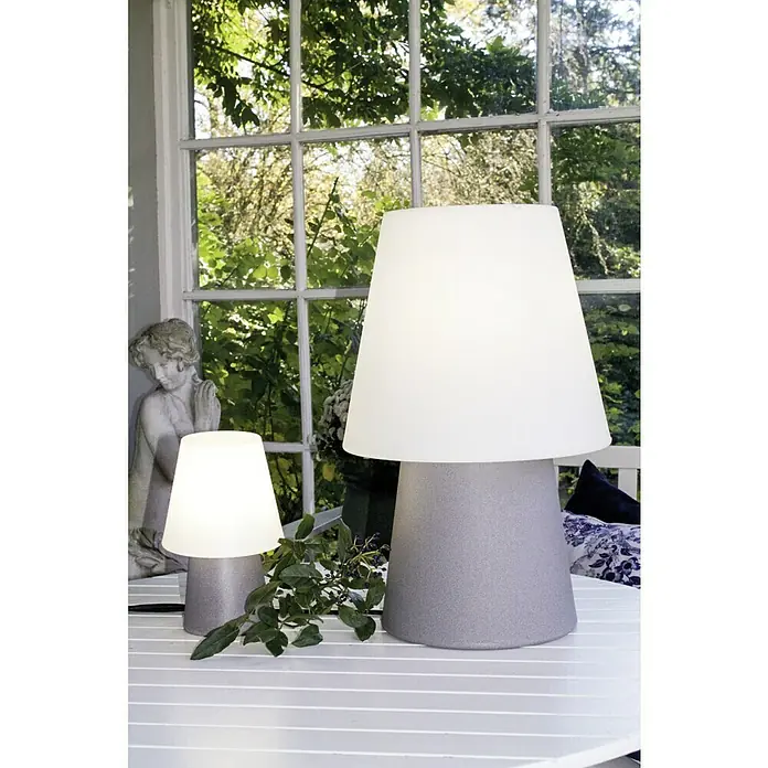 8 Seasons Design No. 1 Dekoleuchte - 9 W, Grau, Weiß, L x B x H: 39 x 39 x 60 cm - Zwei elegante graue Lampen mit weißen Lampenschirmen stehen auf einem Tisch, die eine sanfte und moderne Beleuchtung bieten.
