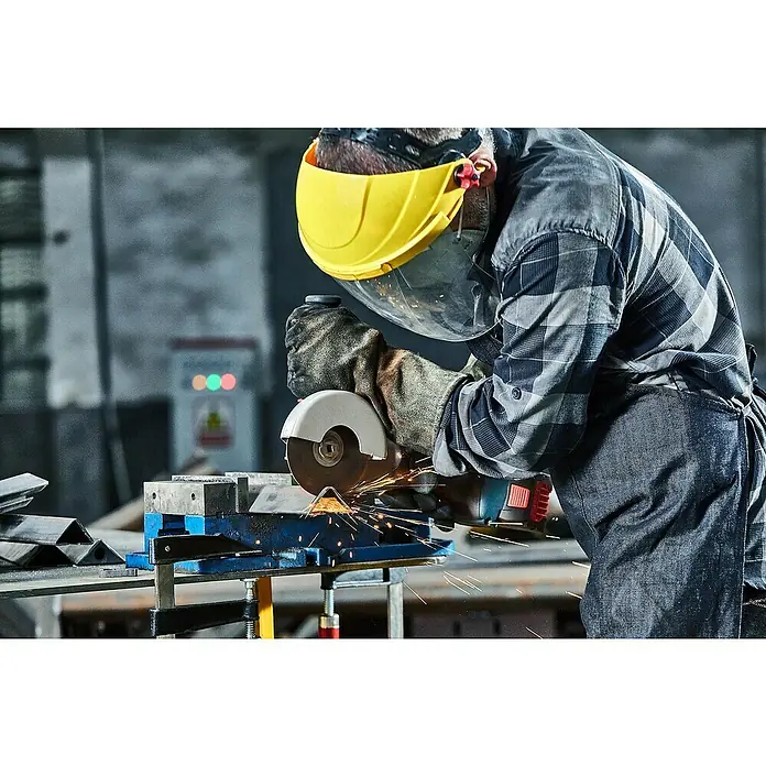 Bosch Professional X-Lock Disco de corte Standard - Orificio: 22,23 mm, 1 ud. - Un trabajador con casco y guantes corta metal con una amoladora angular, saltando chispas.