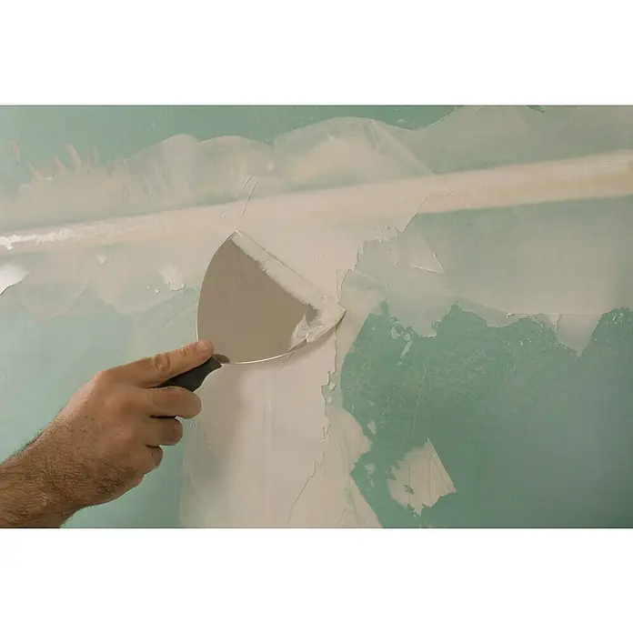 Knauf TOP 2000 Verbundplatte EPS - 1.250 x 900 x 33 mm - Detailaufnahme eines Spachtelmessers beim Auftragen von Spachtelmasse auf eine Wand, um eine glatte Oberfläche zu erzielen. Trockenbauarbeiten sind im Gange.