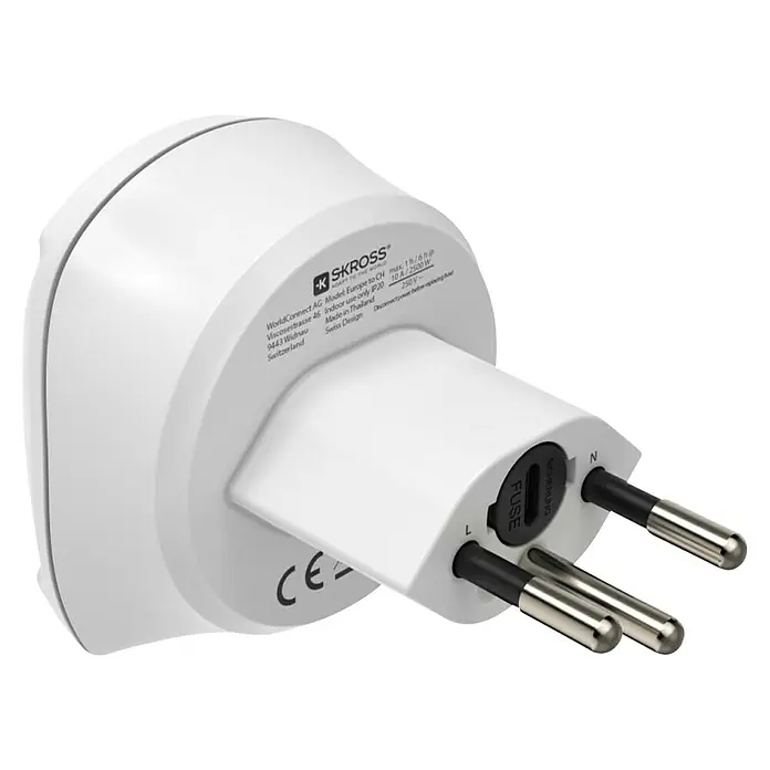 Reiseadapter Europa nach Schweiz - Netzsteckertyp Reiseadapter: Typ J (SEV 1011), Weiß - Nahaufnahme eines weißen SKROSS-Adapters für Eurostecker mit den Angaben zum Modell und den Sicherheitszertifikaten.