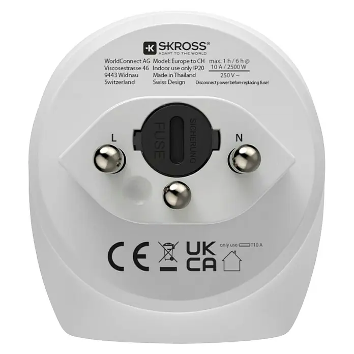 Reiseadapter Europa nach Schweiz - Netzsteckertyp Reiseadapter: Typ J (SEV 1011), Weiß - Nahaufnahme eines weißen SKROSS-Adapters für Europa/CH, der eine maximale Leistung von 10 A/2500 W und eine Sicherung bietet.