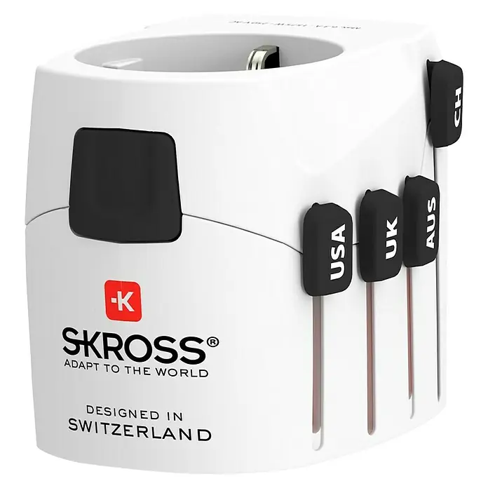 Skross Reiseadapter PRO Europe to World - Weiß - Nahaufnahme eines weißen SKROSS-Weltreiseadapters mit schwarzem Knopf und mehreren Steckeroptionen für verschiedene Länder.