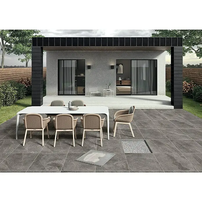 Terrassenfliese Click and Go Ardesia Grey - 60 x 60 cm, Grau, Matt - Einladender Außenbereich mit modernem Esstisch und Stühlen auf stilvollen Terrassenfliesen, perfekt für entspannte Stunden im Freien.
