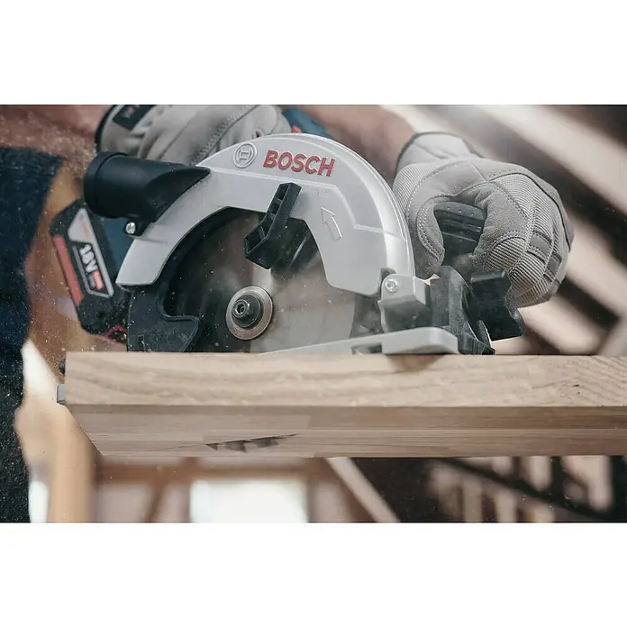 Bosch Kreissägeblatt Standard for Aluminium - 190 mm, Bohrung: 30 mm, Anzahl Zähne: 56 Stk. - Ein Arbeiter benutzt eine Bosch Kreissäge, um ein Stück Holz zu schneiden, wobei die Säge und die Handschuhe des Bedieners im Fokus stehen.