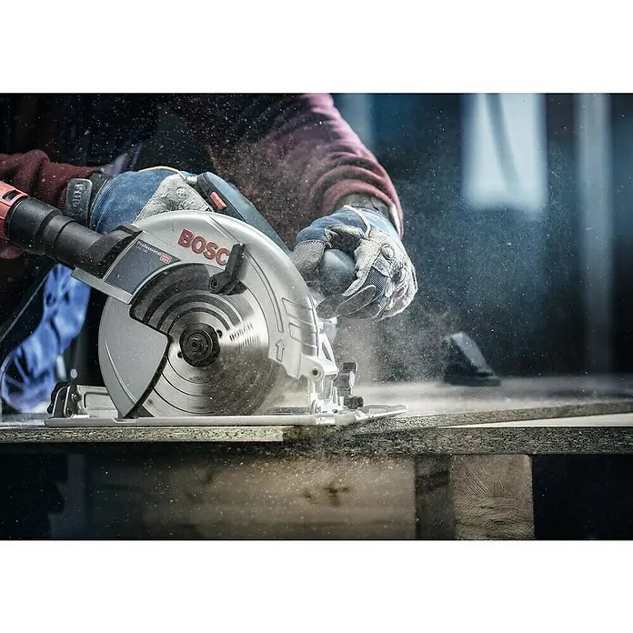 Bosch Kreissägeblatt Pro Wood - 190 mm, Bohrung: 30 mm, Anzahl Zähne: 48 Stk. - Nahaufnahme einer Bosch Kreissäge in Aktion, die durch ein Holzbrett schneidet, umgeben von Staub und Spänen.