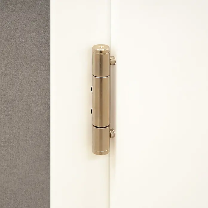Invado Wohnungseingangstür FT4 - Klimaklasse nach RAL: III, 860 x 1.985 mm, DIN Anschlag: Links, Verkehrsweiß matt - Nahaufnahme eines Türbands aus gebürstetem Nickel an einer weißen Tür, das ein funktionales und ästhetisch ansprechendes Design aufweist.