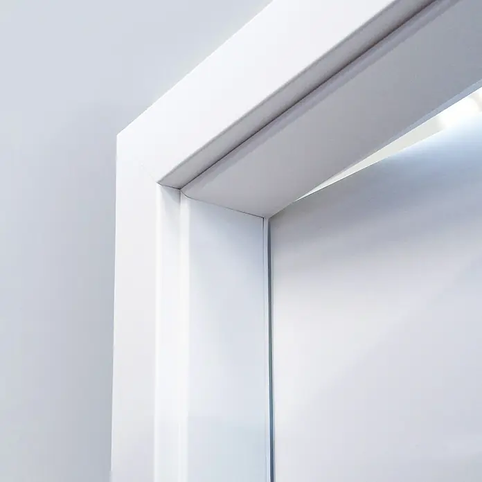 Invado Türzarge ORS1735 x 1.985 mm, Wandstärke: 270 mm, DIN Anschlag: Rechts, Verkehrsweiß matt - Nahaufnahme eines minimalistischen, weißen Türrahmens, der moderne Schlichtheit und klare Linien betont. Ideal für zeitgenössische Innenräume.