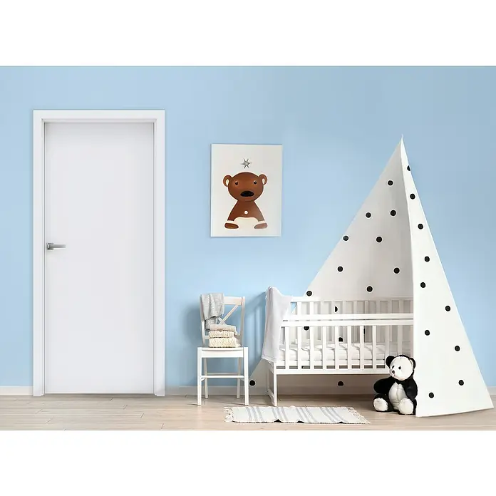 Invado Zimmertür ND1 ohne Schlüssellochbohrung - 735 x 1.985 mm, DIN Anschlag: Links, Verkehrsweiß matt, Röhrenspan - Einladendes Kinderzimmer mit einem weißen Kinderbett unter einem Baldachin mit schwarzen Punkten und einem niedlichen Teddybär.